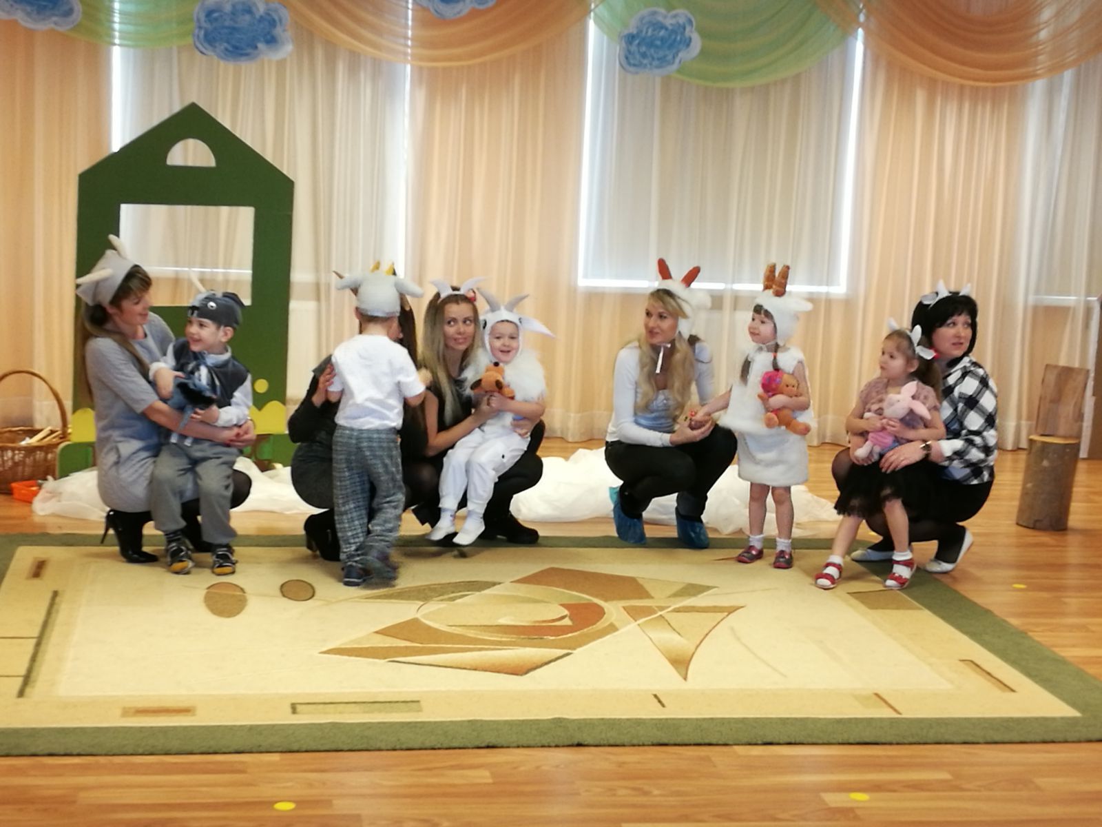 PASTĀSTI MAN PASACIŅU…