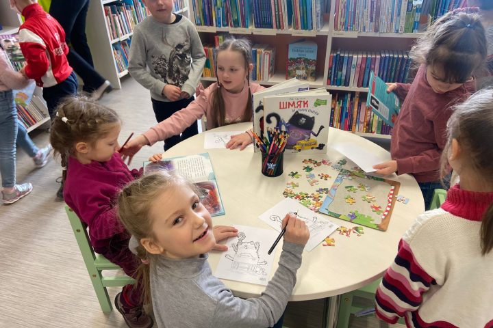 Ciemojamies bibliotēkā