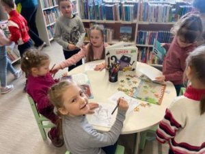 Ciemojamies bibliotēkā