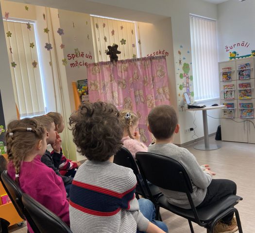 Ciemos pie grāmatām